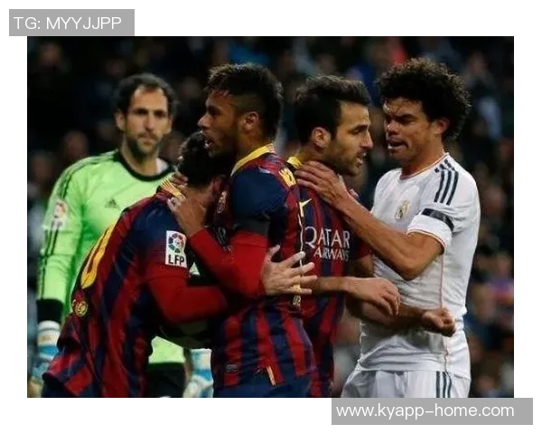 德容因放铲踢到姆巴佩小腿被红牌罚下即将进入补时的紧张局势 德容因放铲踢到姆巴佩小腿被红牌罚下即将进入补时的紧张局势