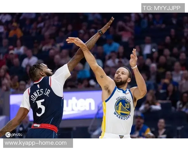 库里再展神勇远投绝技震撼全场证明自己依旧无敌